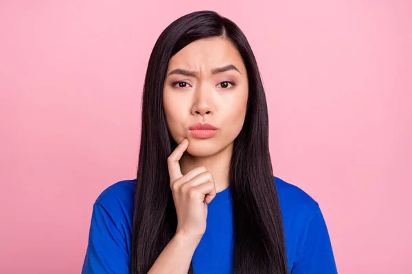 Foto de mente jovem mulher duvidosa segurar o queixo pensar plano ideia isolado no fundo cor-de-rosa — Fotografia de Stock