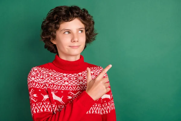 Foto von neugierigen verträumten Kerl direkten Finger leeren Raum suchen nach oben tragen Hirsch Ornament Pullover isoliert grüne Farbe Hintergrund — Stockfoto
