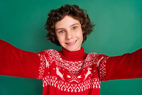 Foto von fröhlichen Kerl schießen Selfie glänzend weiß Lächeln tragen Hirsch Ornament Pullover isoliert grüne Farbe Hintergrund — Stockfoto