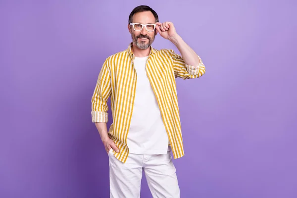 Foto von lustigen selbstbewussten reifen Mann gekleidet gestreiftes Hemd Armbrille lächelnd isoliert violette Farbe Hintergrund — Stockfoto