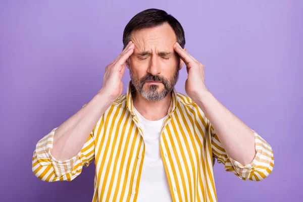 Foto van ongelukkige overstuur volwassen man houd handen hoofd pijn lijden slecht humeur geïsoleerd op paarse kleur achtergrond — Stockfoto