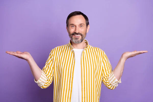 Photo de gai mature positif heureux homme tenir les mains vides écailles d'espace isolé sur fond de couleur violette — Photo