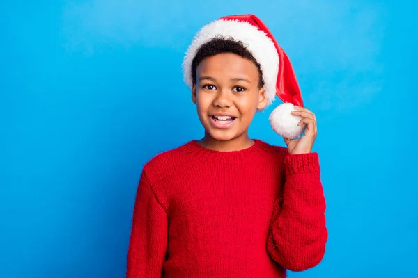 Foto de bastante encantador niño de piel oscura vestido suéter cabeza brazo bubo sonriente aislado color azul fondo —  Fotos de Stock