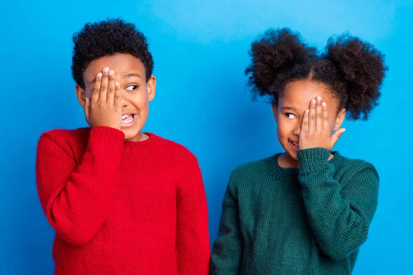 Фото игривый фанк темная кожа дети носить пуловеры руки закрывать глаза глядя друг на друга изолированный синий цвет фона — стоковое фото