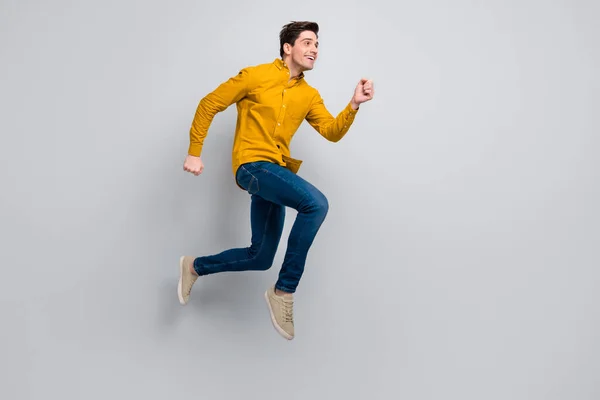 Tamanho do corpo de comprimento total vista de atraente alegre motivado homem saltando correndo isolado sobre fundo de cor cinza — Fotografia de Stock