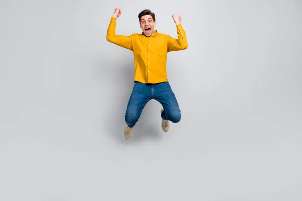 Full längd kroppsstorlek bild av attraktiv glad man hoppa glädje uppnå isolerad över grå färg bakgrund — Stockfoto