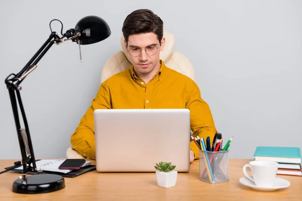 Portret van aantrekkelijke man programmering schrijven e-mailsysteem beheerder service geïsoleerd over grijze kleur achtergrond — Stockfoto