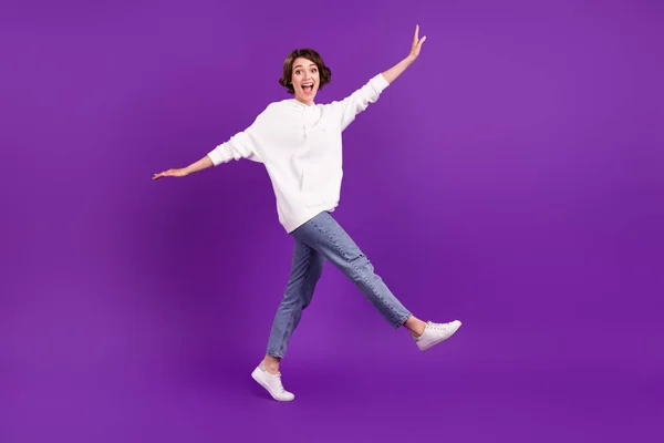 Photo pleine grandeur de jeune belle fille souriante qui batifolent autour aller marcher profiter week-end isolé sur fond de couleur violette — Photo