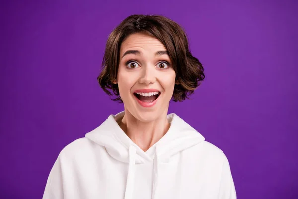 印象的な魅力的な若い女性の写真白いジャンパーを着用口を大きく目を笑って孤立した紫色の背景 — ストック写真