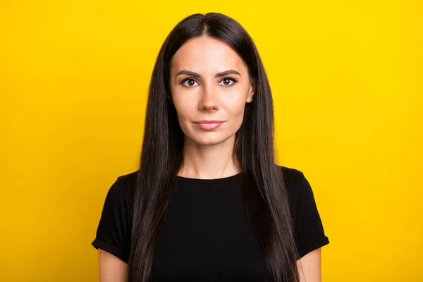 Portrait photo de jolie femme portant un t-shirt noir isolé sur fond de couleur jaune vif — Photo