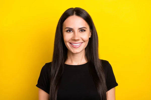 Foto portret van mooie vrouw glimlachend vrolijk dragen van zwart t-shirt geïsoleerd op levendige gele kleur achtergrond — Stockfoto