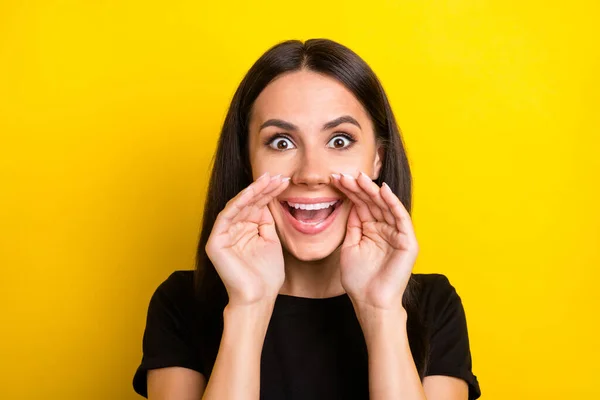 Foto retrato de menina bonita gritando novo em voz alta sorrindo isolado vibrante cor amarela fundo — Fotografia de Stock