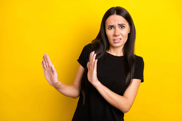 Foto retrato de menina em t-shirt preta repugnante recusando ignorar isolado vibrante cor amarela fundo — Fotografia de Stock