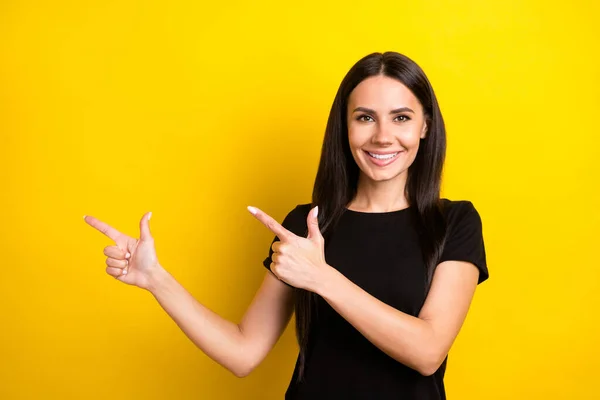 Foto de la señora positiva indican dedos delanteros espacio vacío sonrisa dentada desgaste negro camiseta aislado color amarillo fondo — Foto de Stock