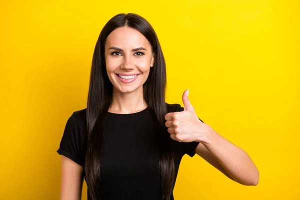 Retrato de muito positivo senhora radiante sorriso mostrar polegar para cima olhar câmera isolada no fundo de cor amarela — Fotografia de Stock