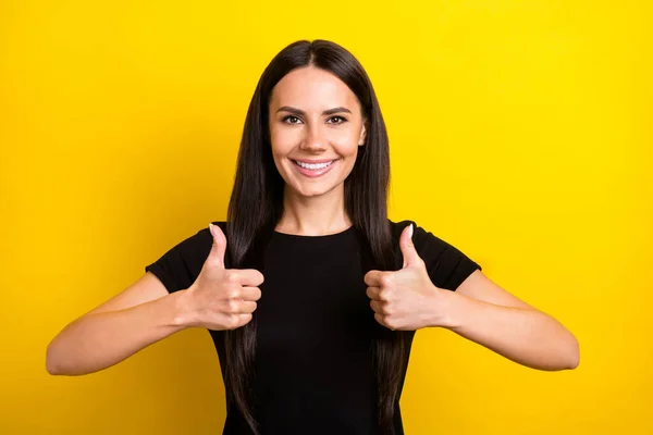 Foto de pessoa amigável satisfeito sorriso mostra dois polegares para cima isolado no fundo de cor amarela — Fotografia de Stock