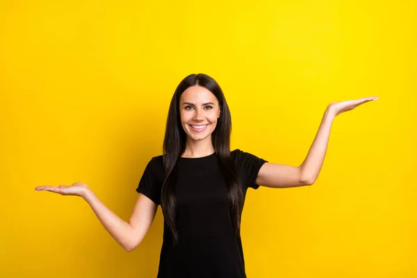 Foto de senhora positiva braços sorriso palmas apresentando solução de espaço vazio isolado no fundo cor amarela — Fotografia de Stock
