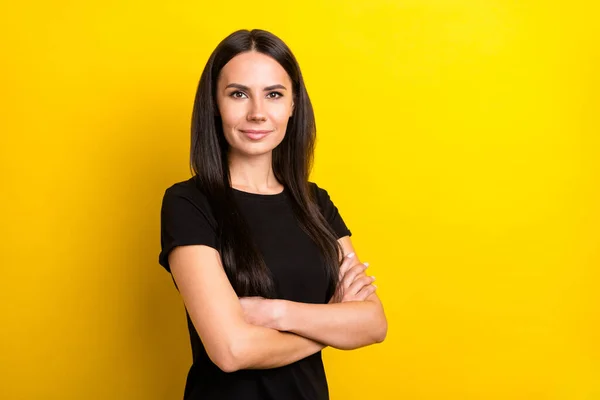 Profil portrait de moitié tourné charmante fille bras croisés regarder caméra isolé sur fond de couleur jaune — Photo