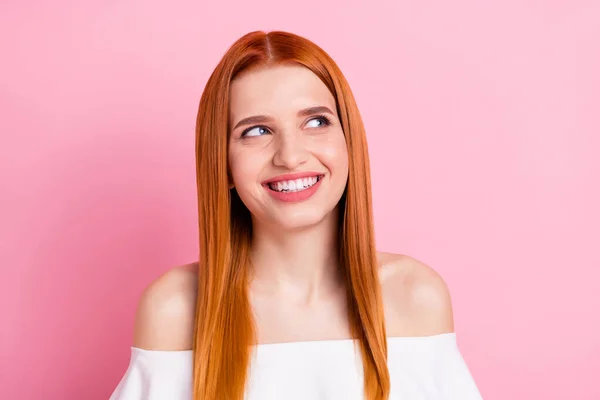 Foto af ung glad drømmende kvinde ser tom plads nysgerrig ansigt smil isoleret på lyserød farve baggrund - Stock-foto