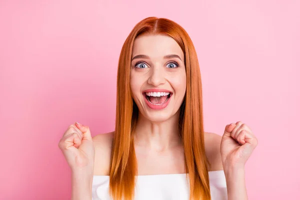 Foto de encantador alegre jovem feliz mulher vencedora levantar punhos celebrar isolado no fundo cor-de-rosa — Fotografia de Stock