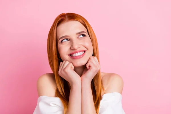 Porträt von attraktiven mädchenhaft verträumt fröhlich rothaarige Mädchen Abschluss Kopierraum isoliert über rosa Pastellfarbe Hintergrund — Stockfoto