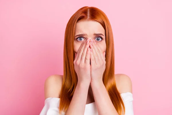 Porträt von attraktiven verzweifelten besorgt rothaarige Mädchen, die Mund Hoppla verstecken Angst isoliert über rosa Pastellfarbe Hintergrund — Stockfoto