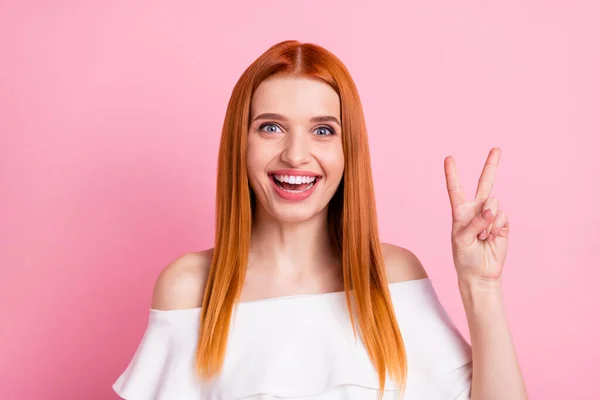 Foto de alegre jovem mulher feliz fazer dedos v-sinal bom humor isolado no fundo cor-de-rosa — Fotografia de Stock