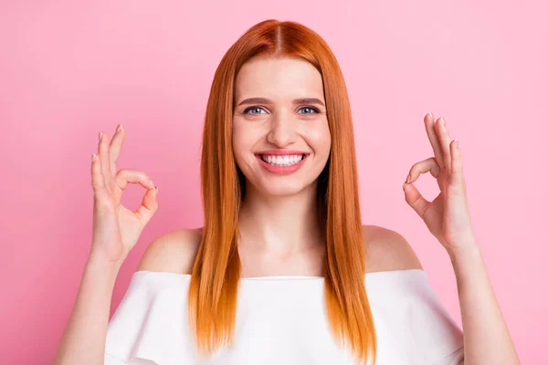 Retrato de menina ruiva alegre atraente mostrando solução de anúncio duplo ok-sign isolado sobre fundo de cor pastel rosa — Fotografia de Stock