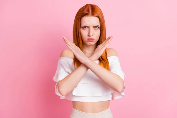 Foto di giovane donna rossa infelice tenere le mani incrociate stop rifiutare isolato su sfondo di colore rosa — Foto Stock