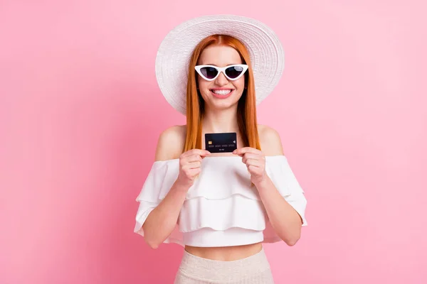 Foto von charmanten hübschen jungen Frau halten Hände Kreditkarte Lächeln gute Laune isoliert auf rosa Hintergrund — Stockfoto
