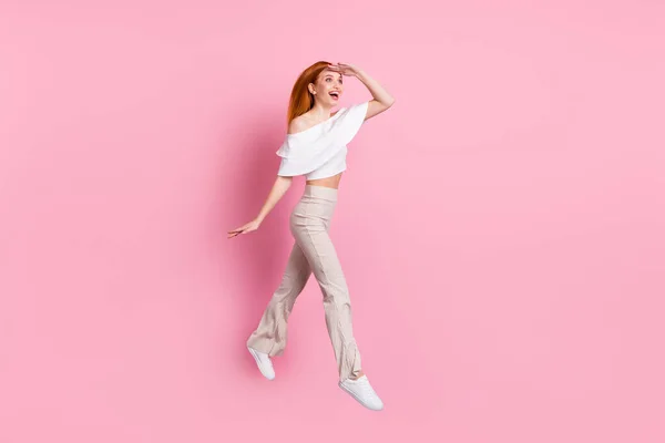 Longitud completa vista del tamaño del cuerpo de la atractiva chica alegre saltando buscando camino sueño muy aislado sobre fondo de color pastel rosa — Foto de Stock