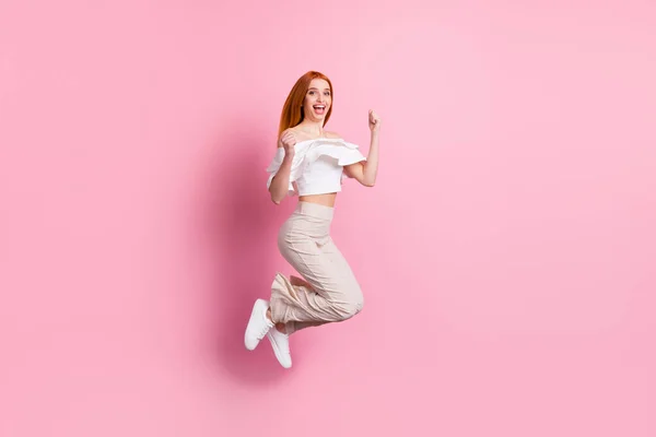 Ganzkörpergröße Ansicht von attraktiven glücklichen fröhlichen Mädchen springen jubelnd isoliert über rosa Pastellfarbe Hintergrund — Stockfoto