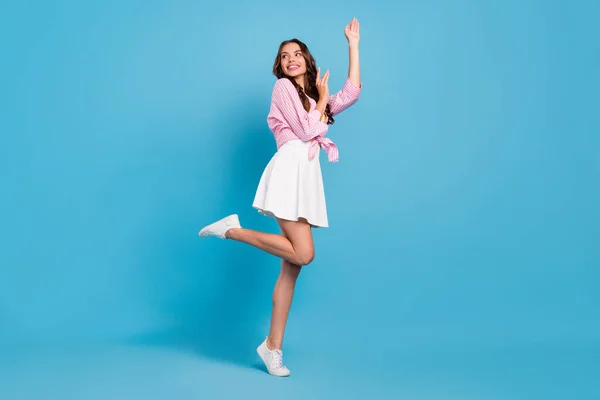 Ganzkörpergröße Foto Frau lächelt tanzen auf Party entspannen am Wochenende isoliert pastellblaue Farbe Hintergrund — Stockfoto