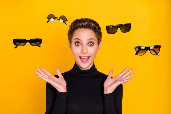 Porträtt av attraktiva förvånad glad glad flicka väljer nyheter specs wow rabatt isolerad över ljust gul färg bakgrund — Stockfoto