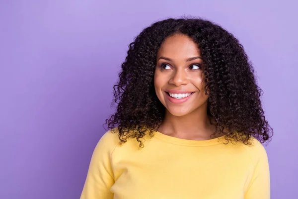 Foto de joven buen humor sonriente mujer africana soñadora mirada copyspace imaginación aislada sobre fondo de color violeta — Foto de Stock