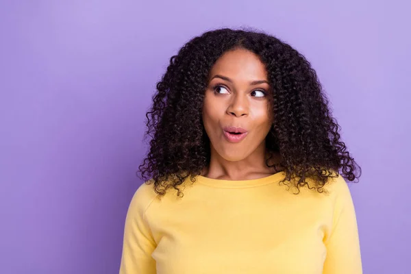 Foto de shicked bonito escuro pele senhora desgaste amarelo pulôver olhando espaço vazio isolado roxo cor fundo — Fotografia de Stock