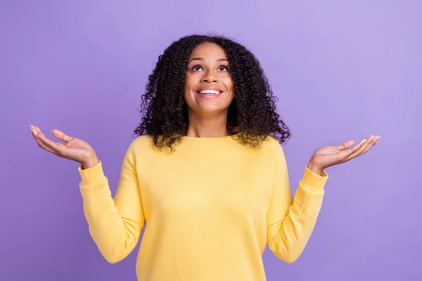 Фото молодого хорошего настроения улыбаясь взволнованной африканской женщины посмотрите рекламу изолированы на фиолетовом фоне цвета — стоковое фото