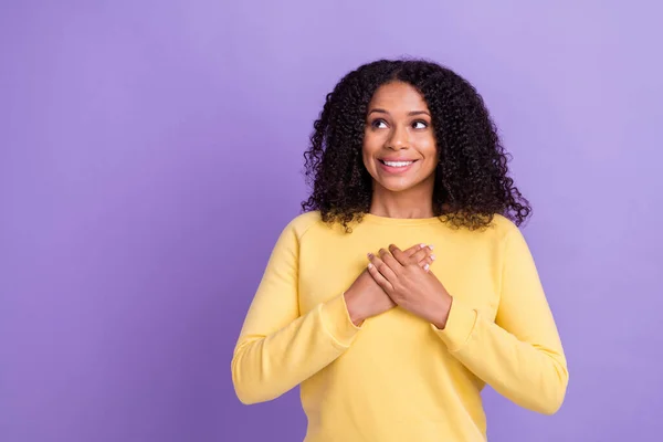 Portré fiatal jóképű mosolygós álmodozó afro lány néz copyspace tartsa a kezét mellkas elszigetelt lila színű háttér — Stock Fotó