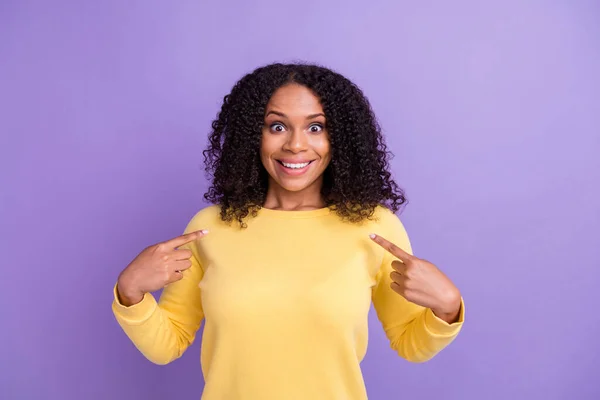 Foto di giovane buon umore eccitato stupito afro donna punta dito se stessa branding isolato su sfondo di colore viola — Foto Stock