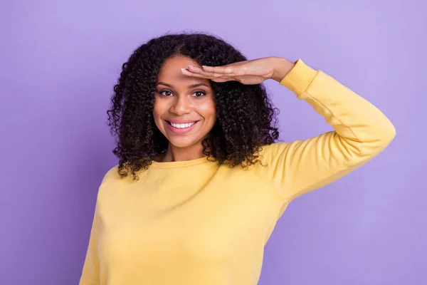 Foto de adorable amigable mujer de piel oscura usar suéter amarillo brazo frente mirando lejos aislado color violeta fondo — Foto de Stock