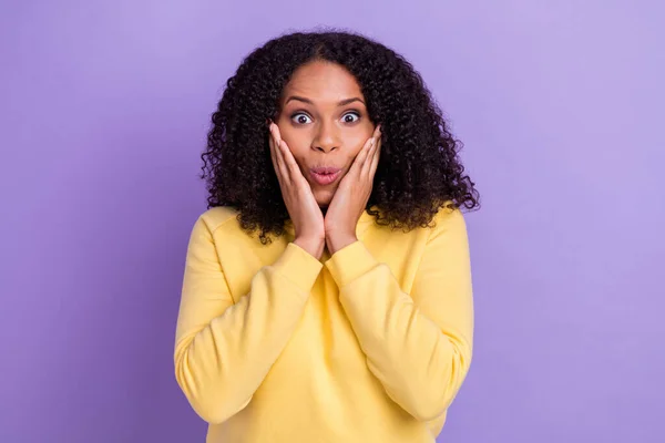 Foto di giovane felice eccitato stupito sorpreso afro ragazza vedere enorme sconto venerdì nero isolato su sfondo di colore viola — Foto Stock