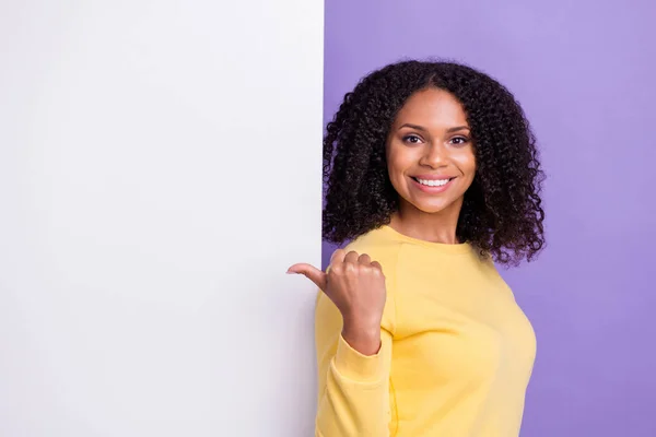 若い豪華な笑顔陽気なアフロの女の子の広告製品の写真良いオファーの選択は、紫色の背景に隔離されました — ストック写真