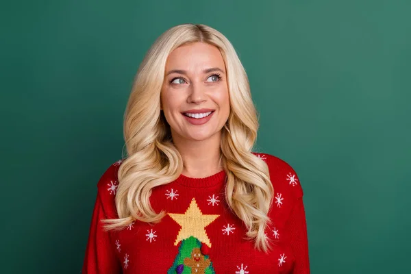 Porträtt av unga leende drömmande kvinna ser copyspace annons försäljning rabatt isolerad på grön färg bakgrund — Stockfoto