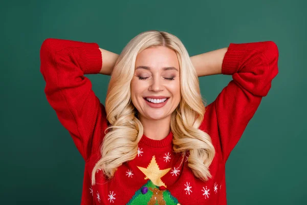 Ángulo superior ver la foto de la joven de buen humor sonriente mujer durmiendo soñando despierto aislado sobre fondo de color verde —  Fotos de Stock