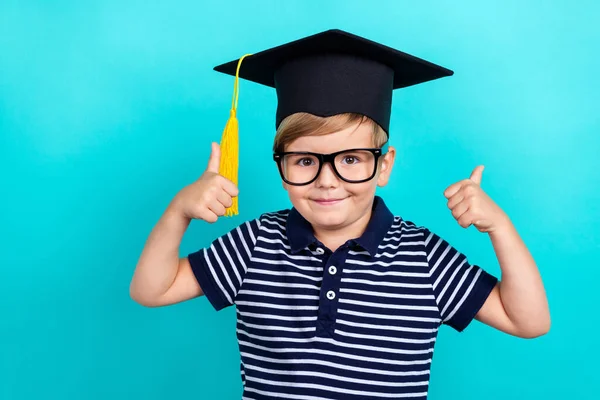 Foto av rolig liten pojke tumme upp slitage randig t-shirt glasögon hatt isolerad på teal färg bakgrund — Stockfoto