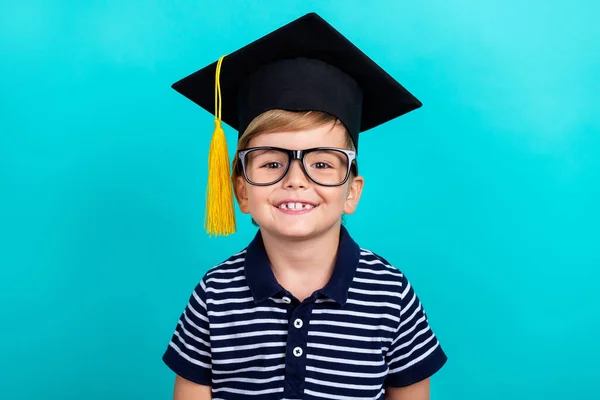 Photo de petit garçon funky porter rayé t-shirt lunettes chapeau isolé sur fond de couleur sarcelle — Photo