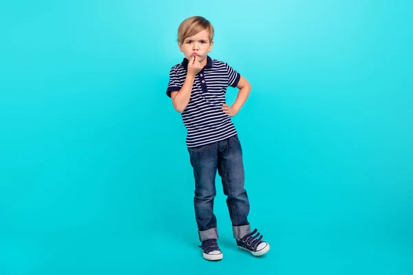 Foto de tamaño completo de pensar niño pequeño usar camisetas jeans zapatillas aisladas sobre fondo verde azulado — Foto de Stock