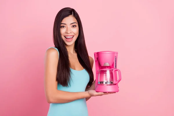 Photo de dame drôle tenir machine à café porter robe bleue isolé sur fond de couleur rose — Photo