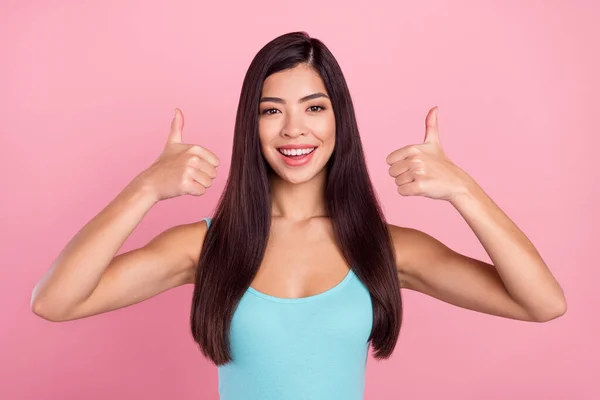 Foto ritratto donna sorridente mostrando pollice in su come segno isolato colore rosa pastello sfondo — Foto Stock