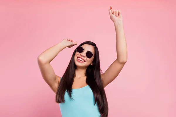 Foto de louco doce morena hairdo senhora olhar espaço vazio dança desgaste óculos azul top isolado no fundo cor-de-rosa — Fotografia de Stock